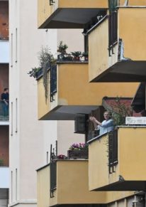 « Un applauso per l'Italia » (applaudissement pour l'Italie) : dans le quartier de Garbatella à Rome, des habitants confinés pour lutter contre la propagation du Covid-19 participent à un « flash mob » depuis leur balcon, le 14 mars 2020. Andreas Solaro / AFP