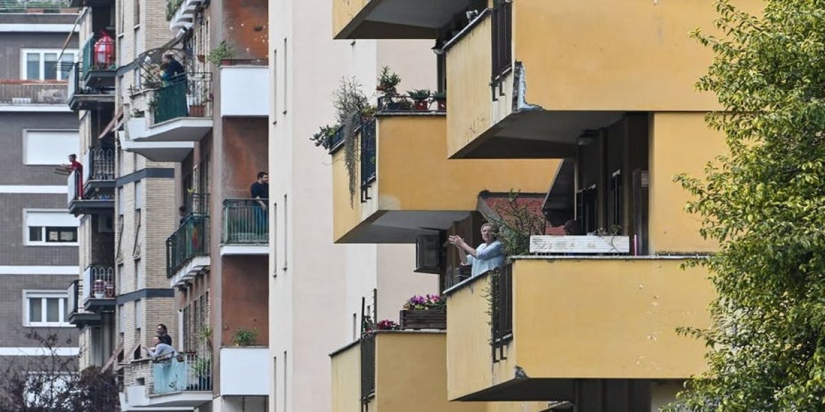 « Un applauso per l’Italia » (applaudissement pour l’Italie) : dans le quartier de Garbatella à Rome, des habitants confinés pour lutter contre la propagation du Covid-19 participent à un « flash mob » depuis leur balcon, le 14 mars 2020. Andreas Solaro / AFP « Un applauso per l'Italia » (applaudissement pour l'Italie) : dans le quartier de Garbatella à Rome, des habitants confinés pour lutter contre la propagation du Covid-19 participent à un « flash mob » depuis leur balcon, le 14 mars 2020. Andreas Solaro / AFP